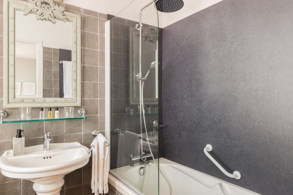 Double Room, Harbor View | Bathroom | Rainfall showerhead, hair dryer, towels