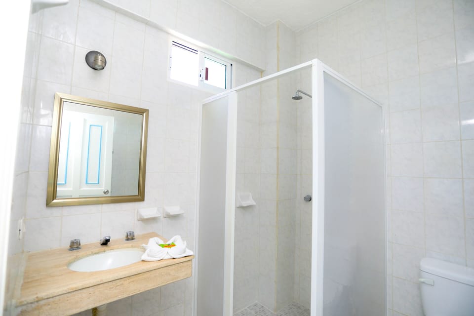 Standard Double Room | Bathroom shower