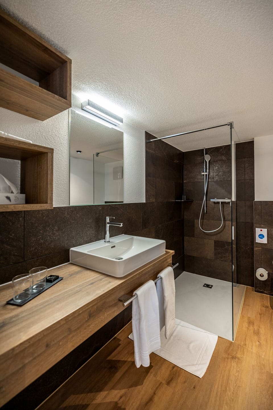 Deluxe Double Room | Bathroom | Shower, free toiletries, hair dryer, towels