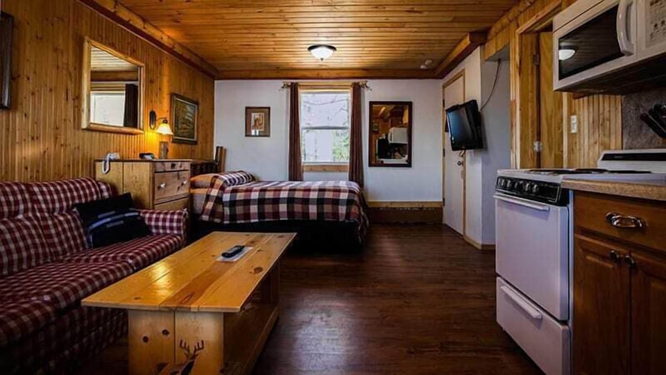 Family Single Room, Kitchen (4) | Premium bedding, individually decorated, individually furnished