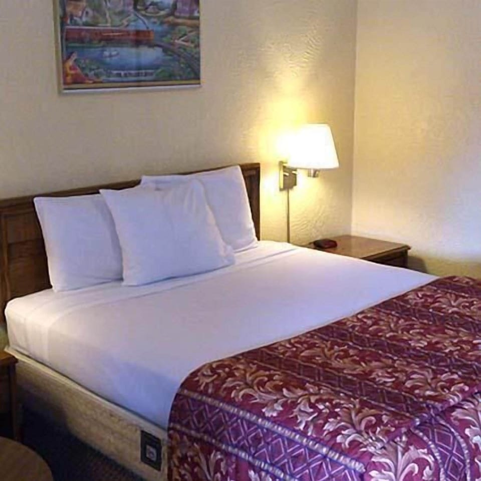 Deluxe Room, 1 Queen Bed | Desk, iron/ironing board (on request), WiFi (free), alarm clocks