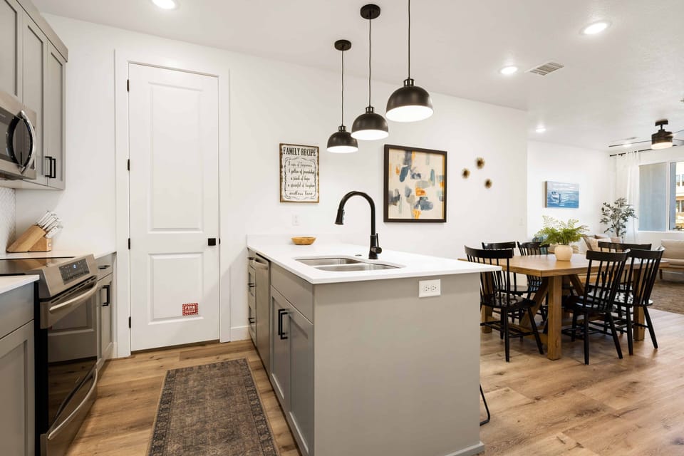 Condo, 3 Bedrooms | Private kitchen | Fridge, oven, coffee/tea maker, toaster