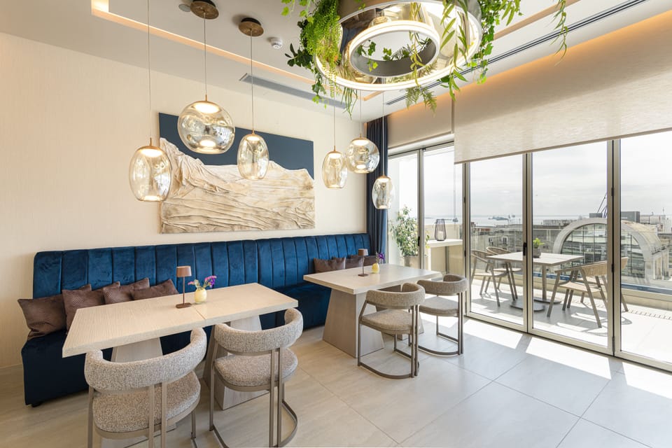 2 restaurants, breakfast, lunch, dinner served; international cuisine