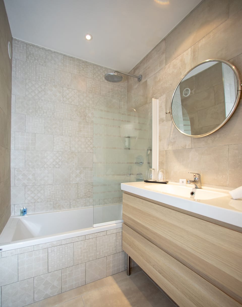 Deluxe Double Room | Bathroom | Bathtub, hair dryer, bathrobes, slippers