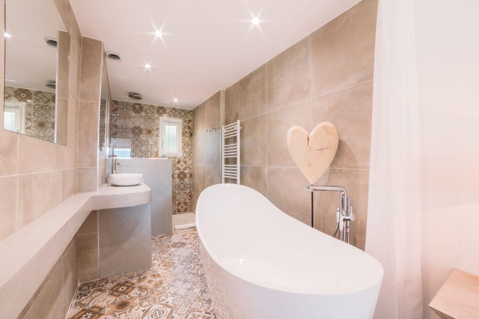 Grand Quadruple Room | Bathroom | Bathtub, hair dryer, bathrobes, slippers