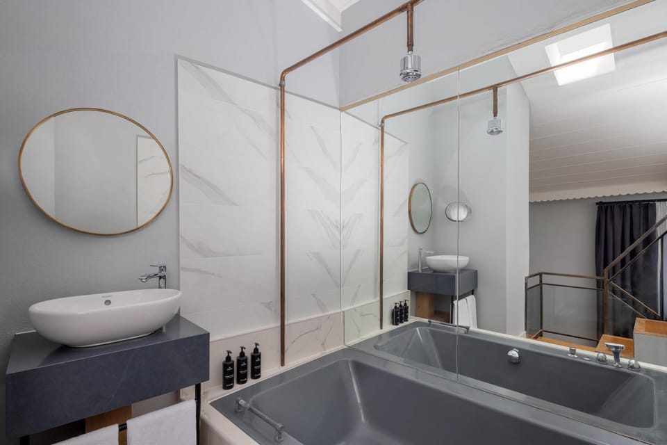 Junior Suite | Bathroom | Combined shower/tub, free toiletries, hair dryer, bathrobes