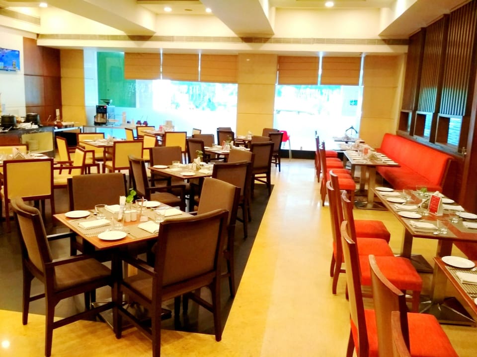 2 restaurants; breakfast, lunch, and dinner served