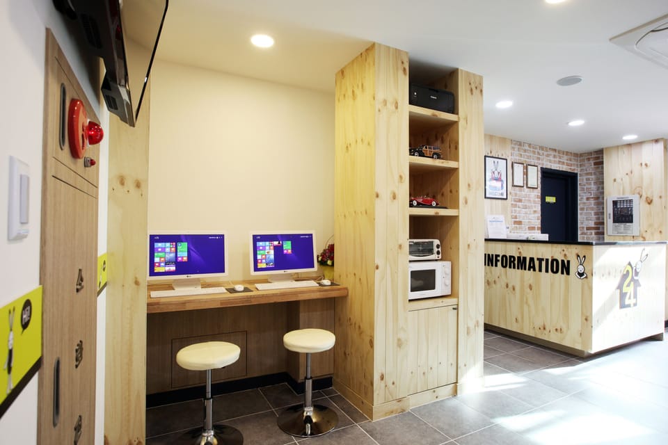 Lobby lounge
