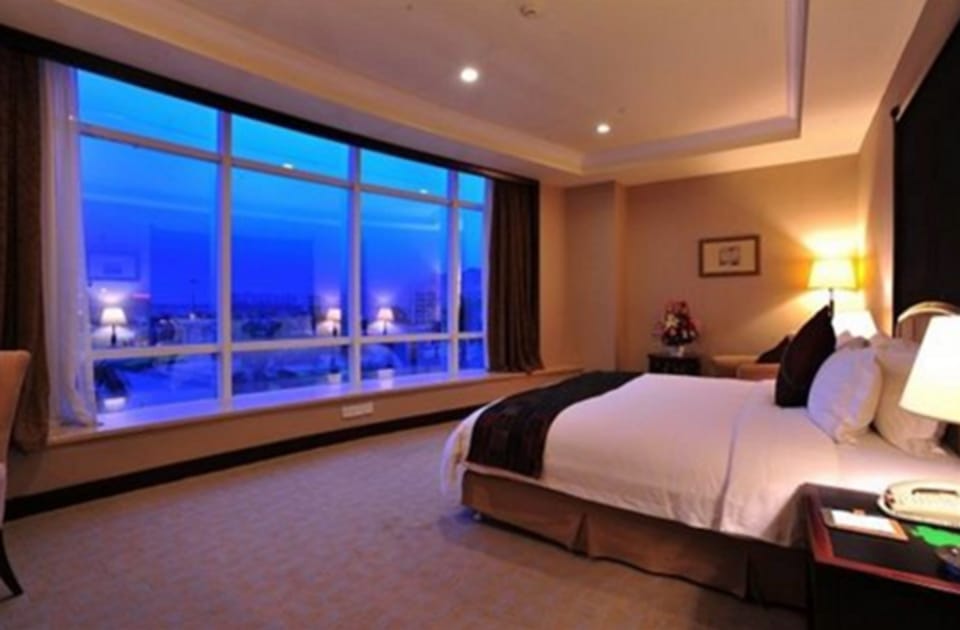 Business Suite | Minibar, in-room safe, desk, iron/ironing board