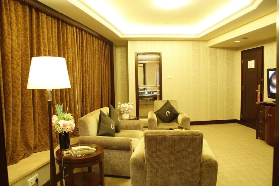 Executive Suite | Minibar, in-room safe, desk, iron/ironing board
