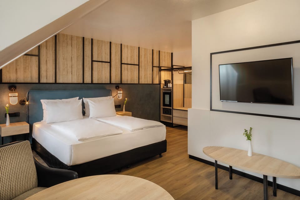 Premium bedding, in-room safe, desk, blackout drapes