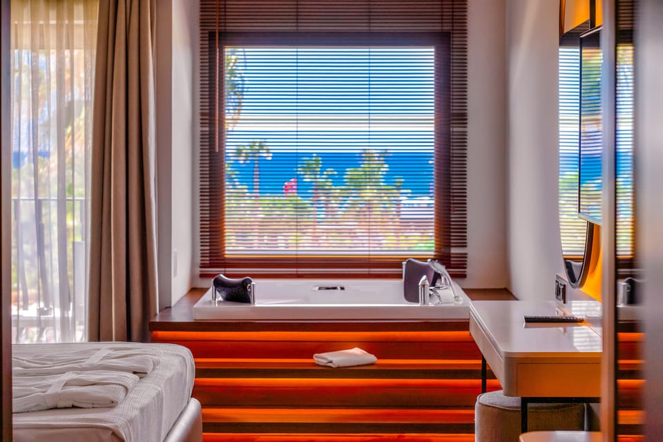 Comfort Standard Jacuzzi Room, +13 | Premium bedding, minibar (free items), in-room safe, laptop workspace