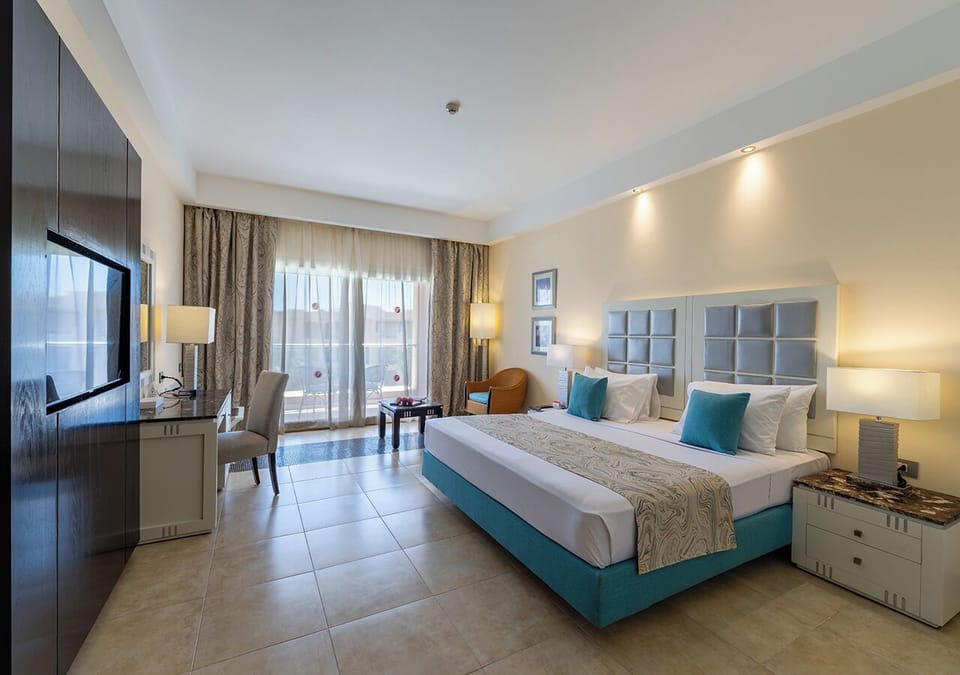 Egyptian cotton sheets, premium bedding, minibar, in-room safe