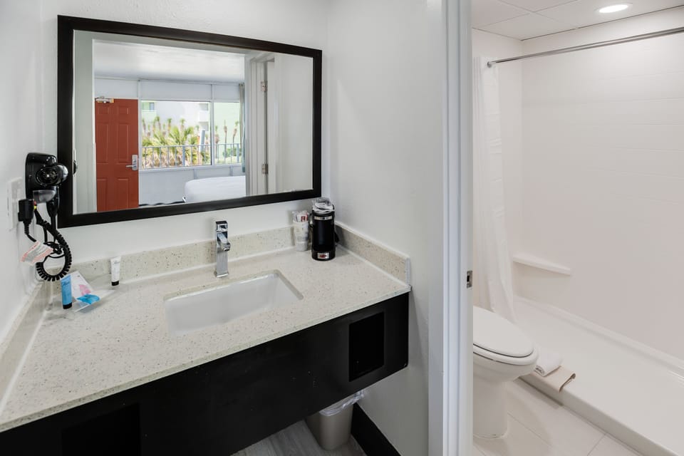 Combined shower/tub, hair dryer, towels
