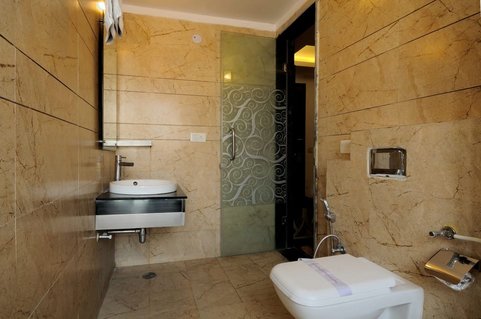 Deluxe Triple Room  | Bathroom | Shower, rainfall showerhead, free toiletries, hair dryer
