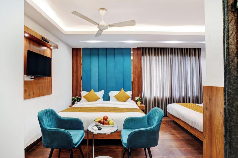 Family Room | Minibar, individually decorated, individually furnished, desk