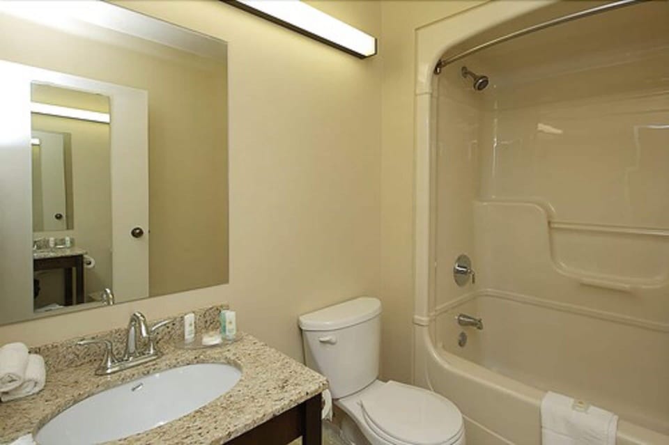 Combined shower/tub, free toiletries, hair dryer, towels