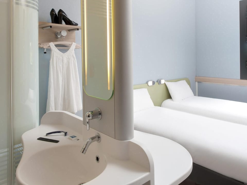 Twin Room, 2 Twin Beds | Desk, blackout drapes, soundproofing, free cribs/infant beds