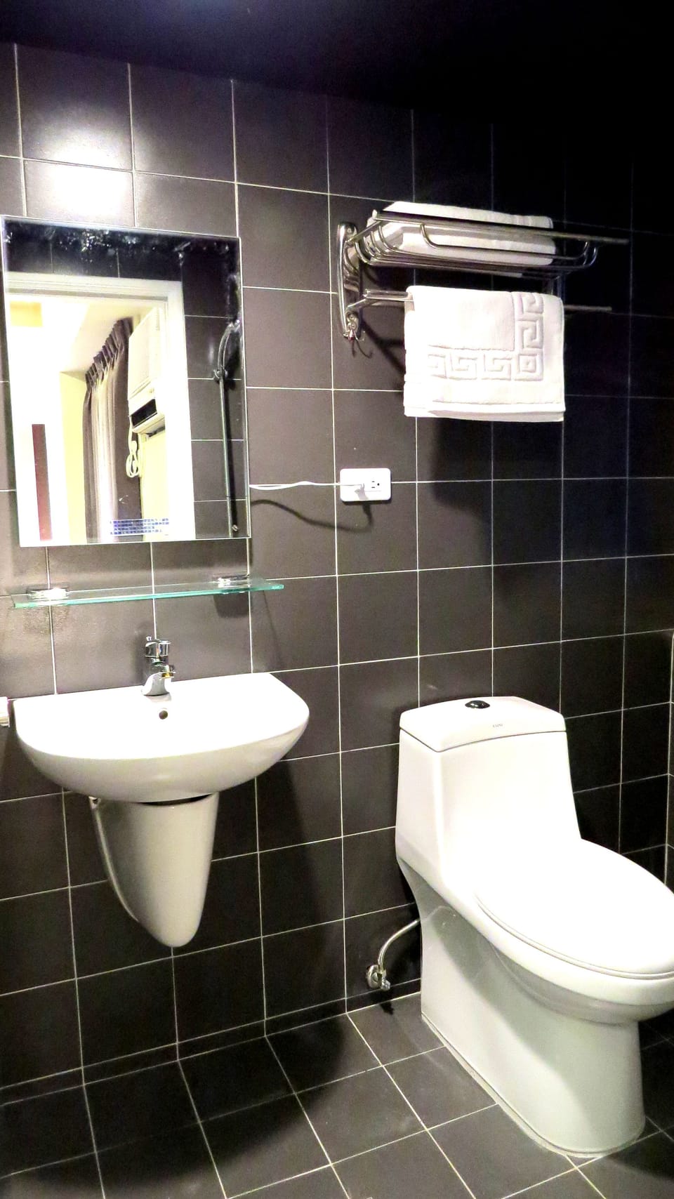 Double Room | Bathroom | Shower, free toiletries, hair dryer, slippers