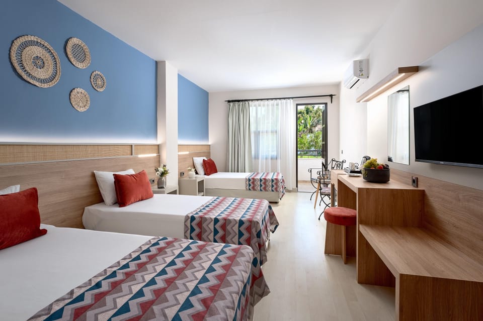 Free minibar, in-room safe, free WiFi, bed sheets