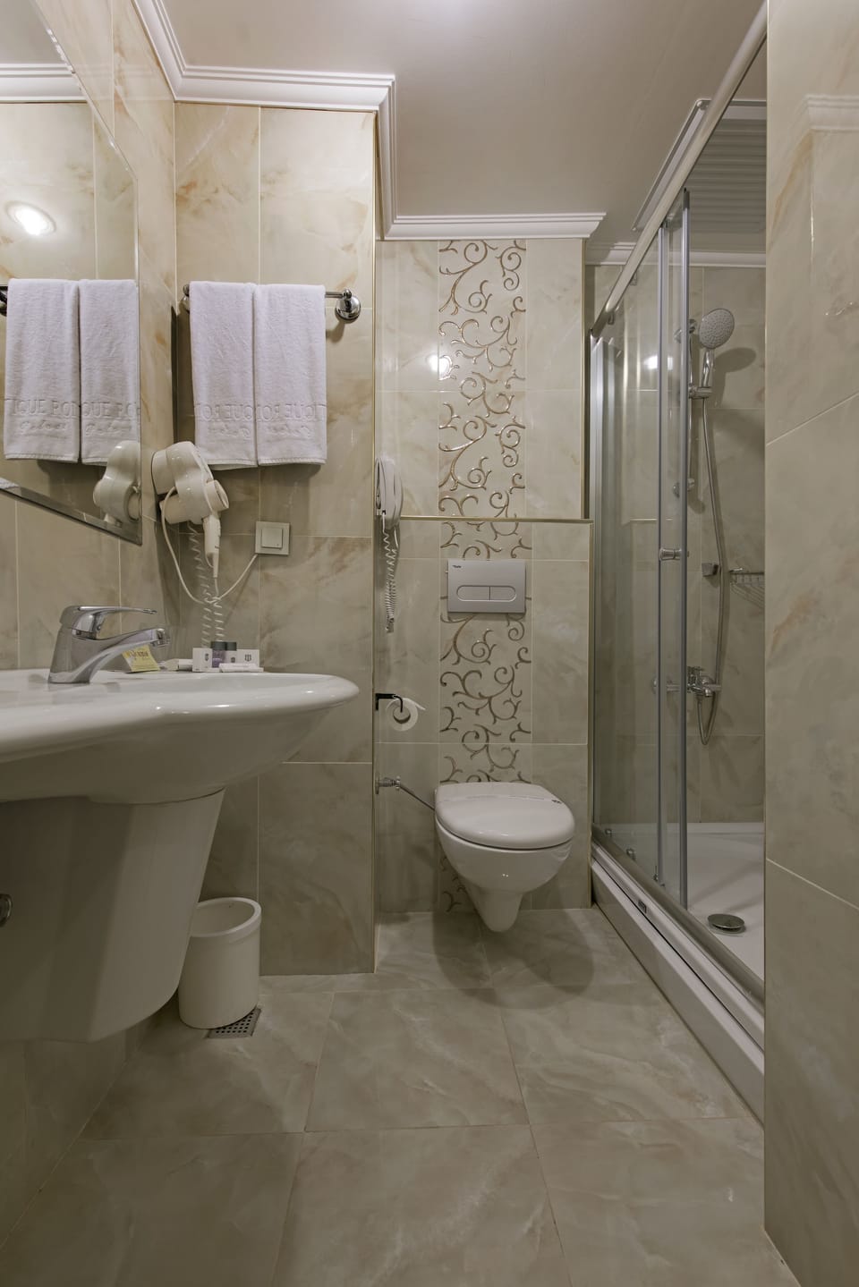 Hydromassage showerhead, free toiletries, hair dryer, slippers