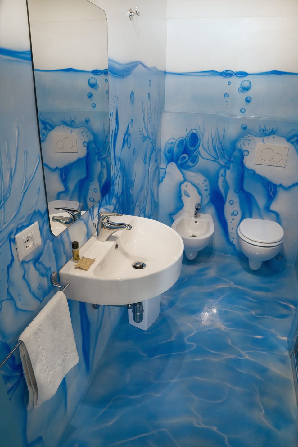 Deluxe Double Room | Bathroom | Free toiletries, hair dryer, bidet, towels