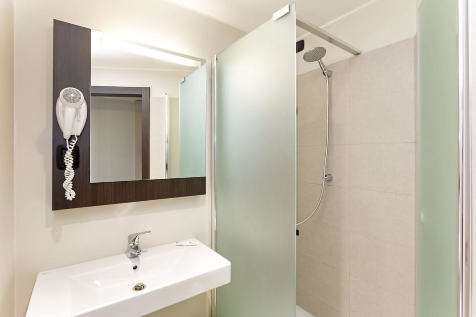 Triple Room | Bathroom | Shower, hair dryer, bidet, towels