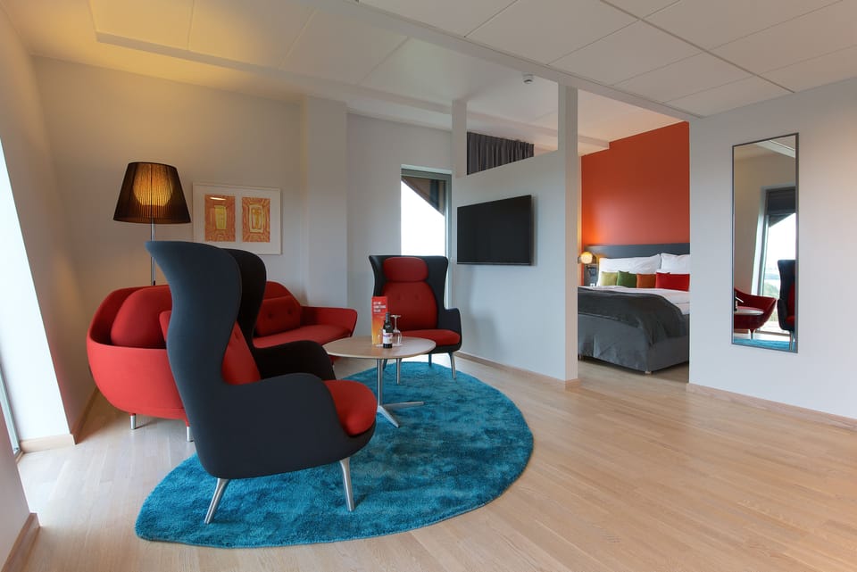Standard Suite, 1 Double Bed, Non Smoking | Pillowtop beds, in-room safe, desk, soundproofing