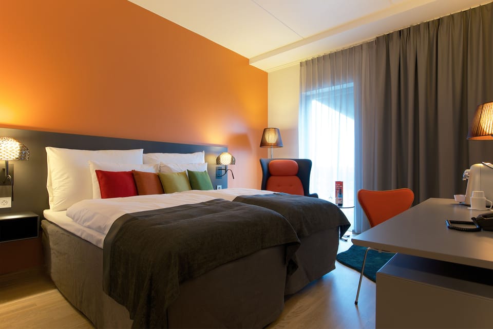 Double Room, 2 Twin Beds | Pillowtop beds, in-room safe, desk, soundproofing