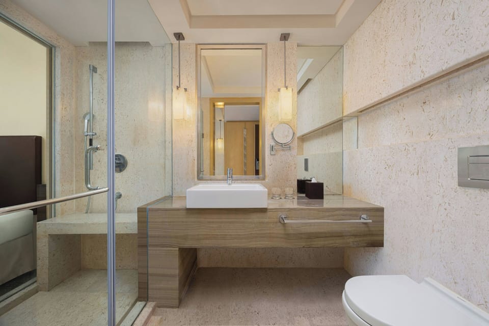 Premium Room, 1 King Bed | Premium bedding, down comforters, pillowtop beds, minibar