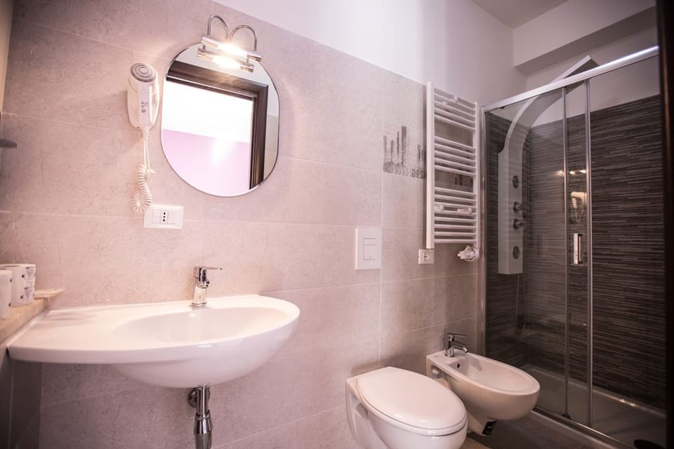 Double Room | Bathroom | Shower, free toiletries, hair dryer, bidet