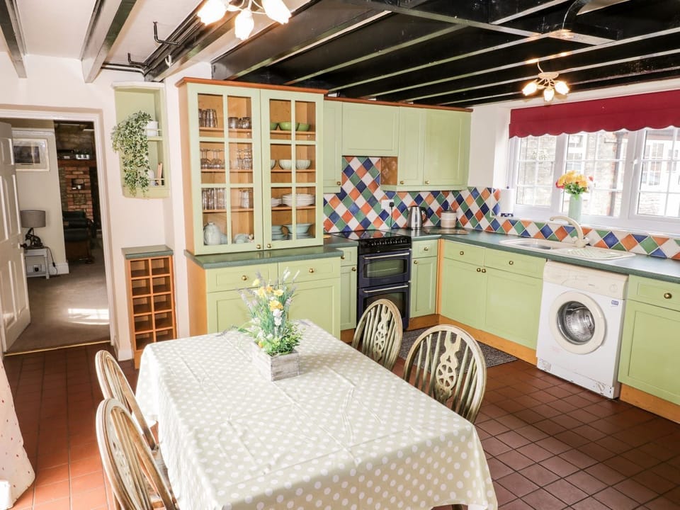 Cottage | Private kitchen | Fridge, microwave, dishwasher, electric kettle