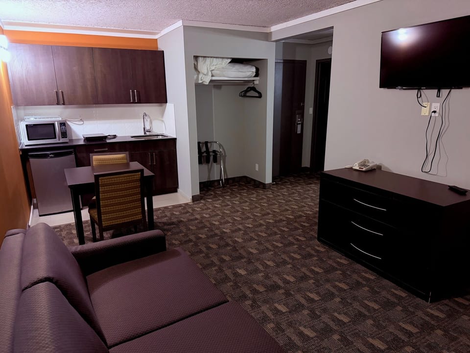 Pillowtop beds, desk, iron/ironing board, free WiFi