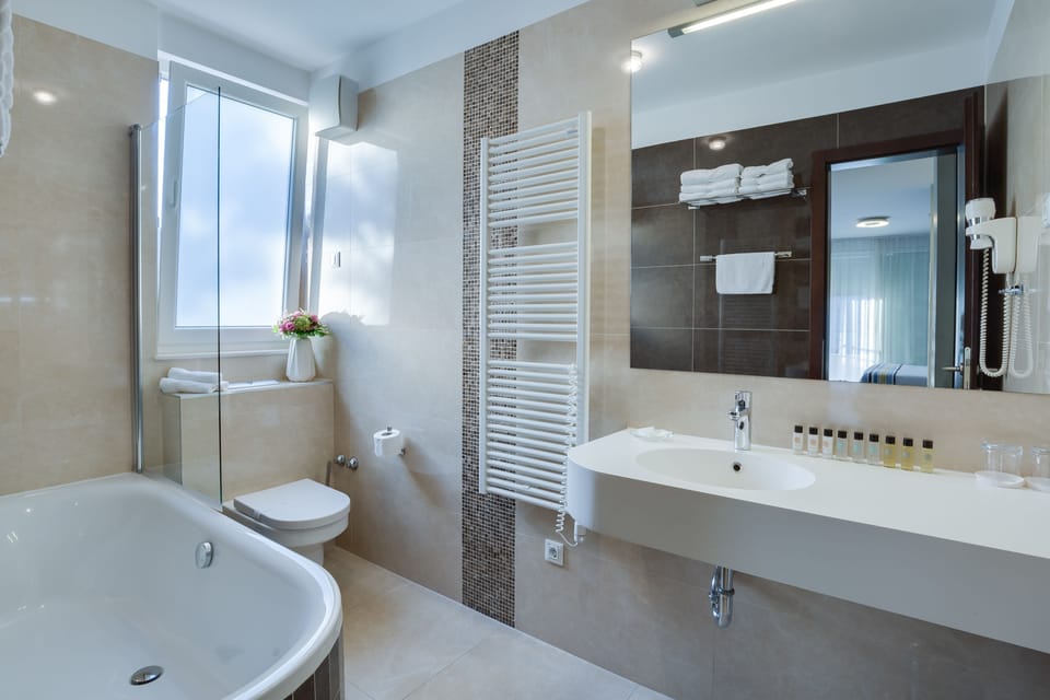 Studio, Balcony | Bathroom | Free toiletries, hair dryer, slippers, towels