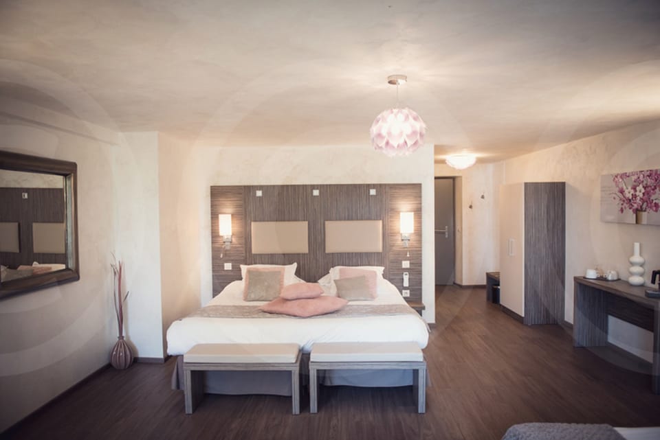 Family Suite | Minibar, in-room safe, individually decorated, individually furnished