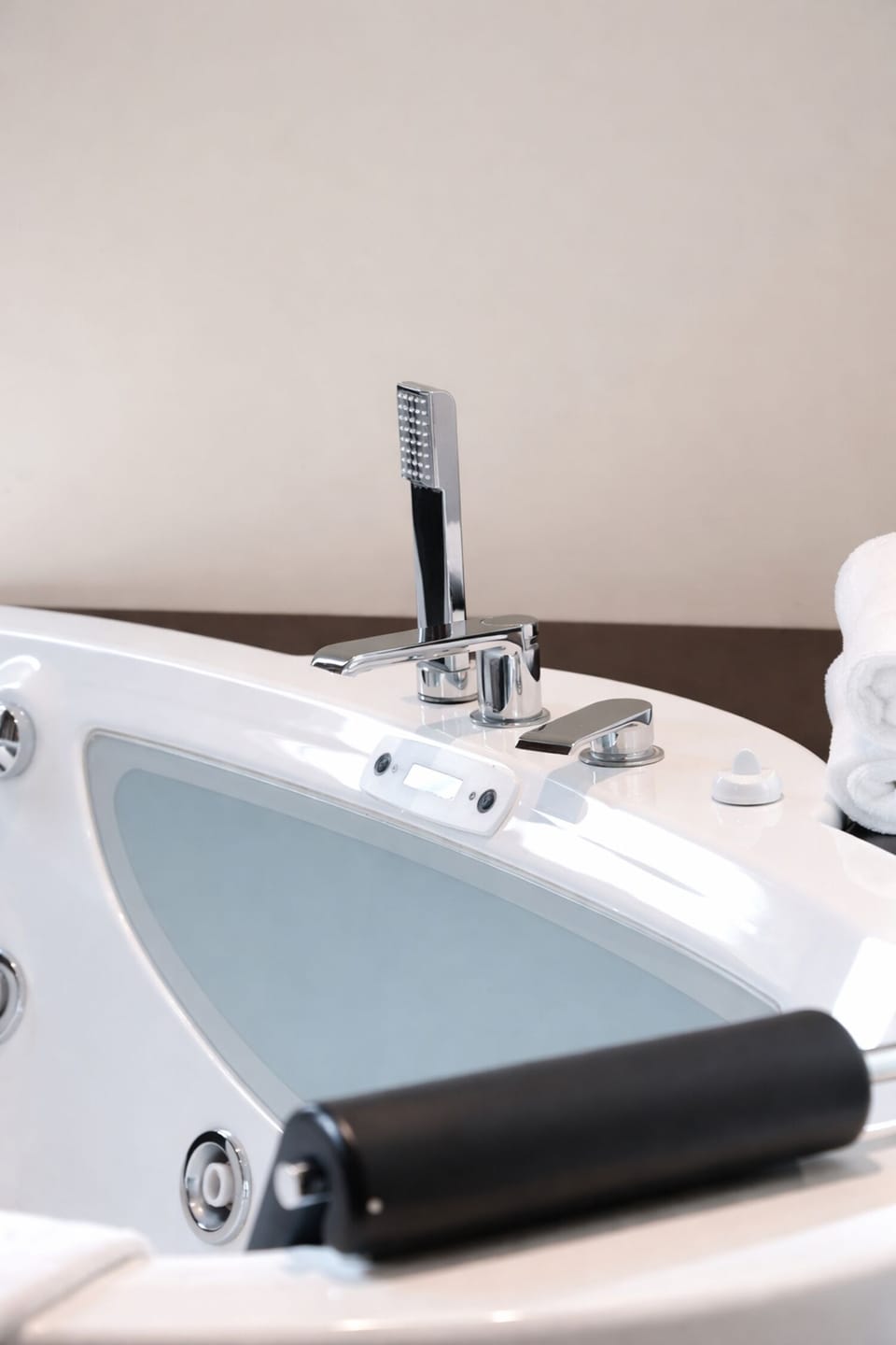 Deluxe Room | Premium bedding, minibar, in-room safe, desk