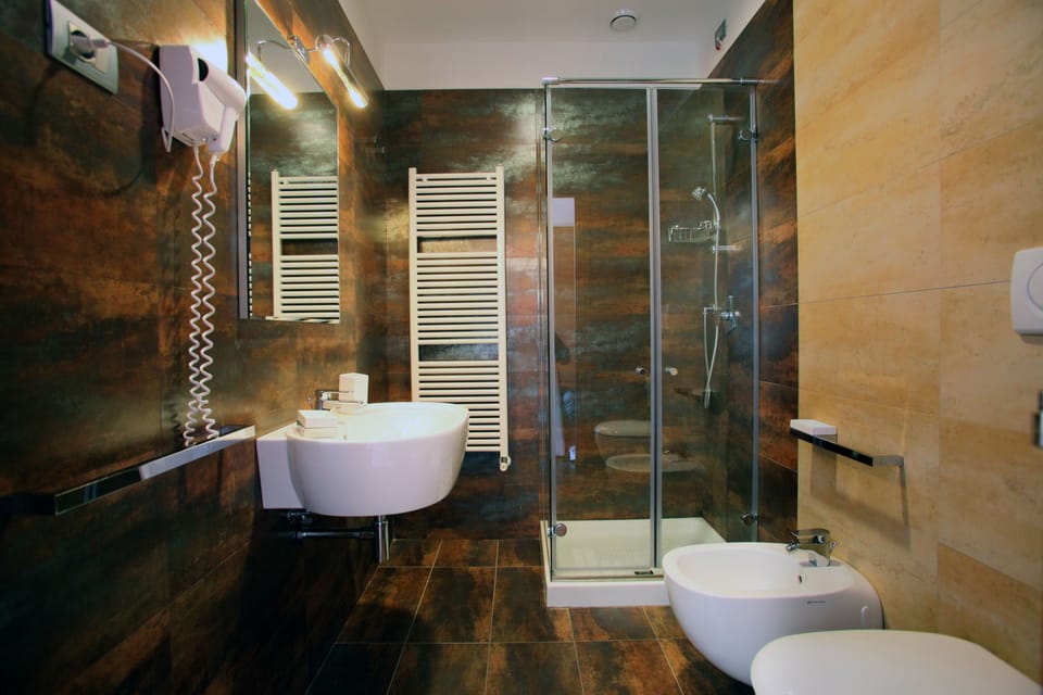 Triple Room | Bathroom | Shower, rainfall showerhead, free toiletries, hair dryer