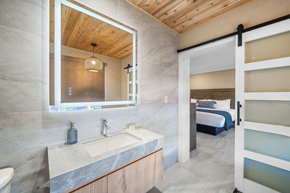 Deluxe Room | Bathroom | Hair dryer, towels, soap, shampoo