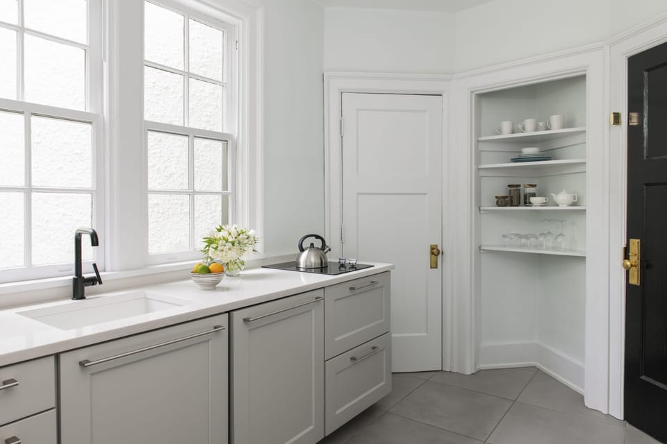 Executive Queen Suite, 1 Queen Bed with Sofa Bed | Private kitchenette | Coffee/tea maker, electric kettle