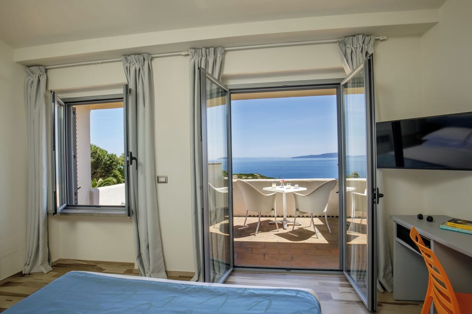 Superior Double Room, Sea View | Premium bedding, minibar, in-room safe, desk