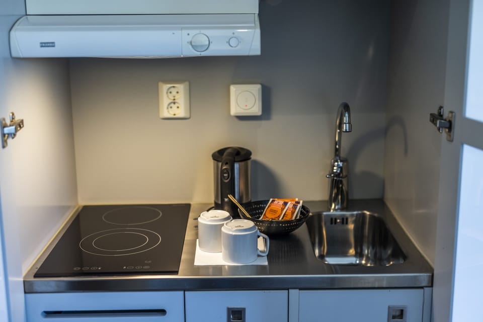 Fridge, stovetop, coffee/tea maker, electric kettle