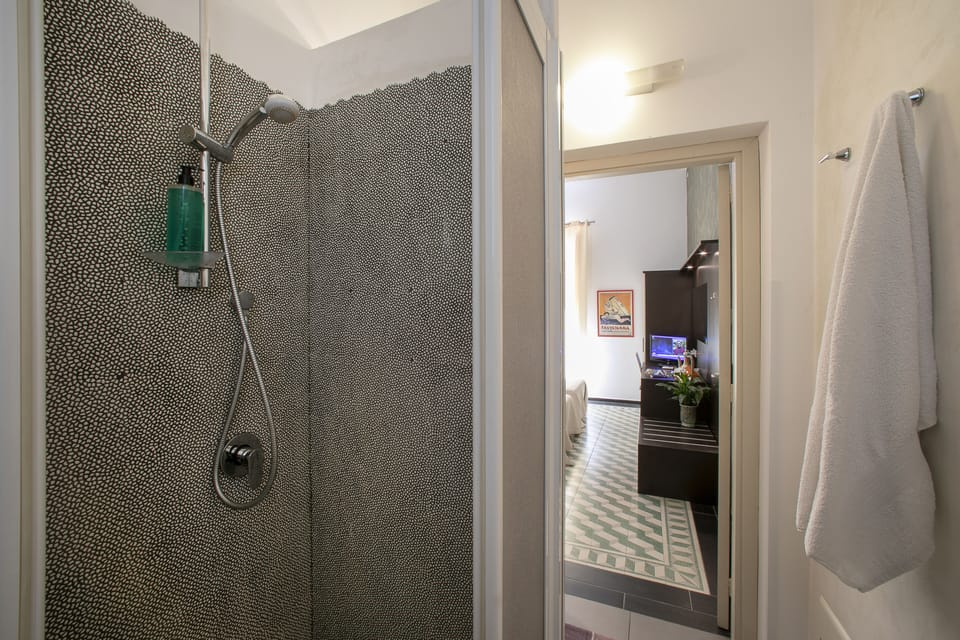 Camera con letto matrimoniale o 2 letti singoli | Bathroom | Shower, rainfall showerhead, free toiletries, hair dryer
