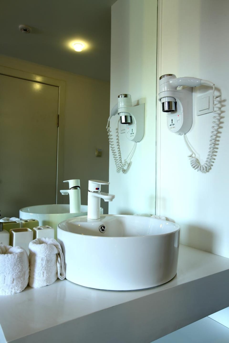 Shower, rainfall showerhead, free toiletries, hair dryer