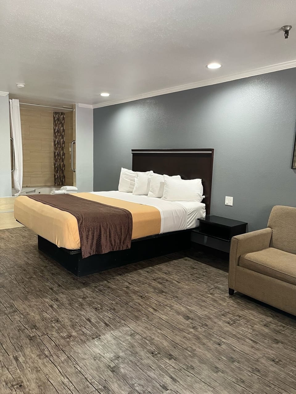 Economy Room, 1 King Bed, Non Smoking, Jetted Tub | Iron/ironing board, free WiFi, bed sheets