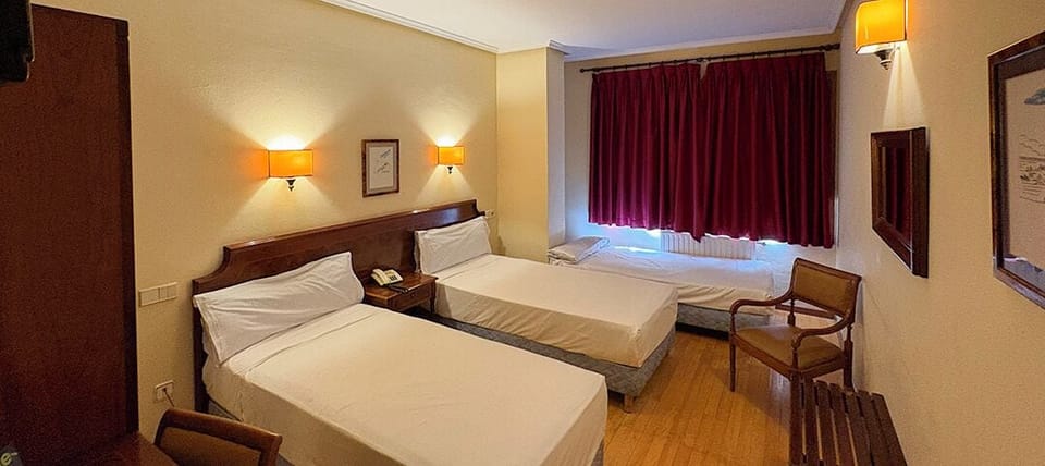 Triple Room | In-room safe, iron/ironing board (on request), WiFi (free), bed sheets