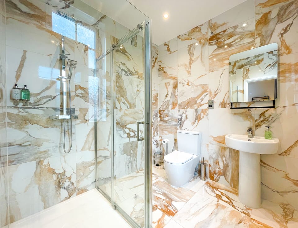 King Deluxe Room | Bathroom | Shower, rainfall showerhead, free toiletries, hair dryer