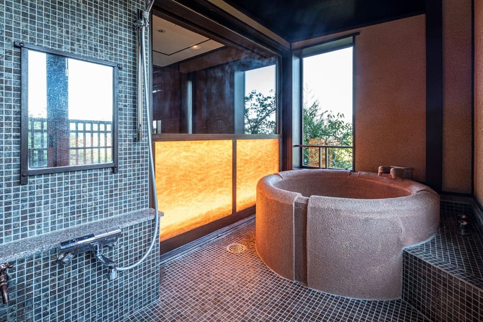 Combined shower/tub, spring water tub, free toiletries, hair dryer