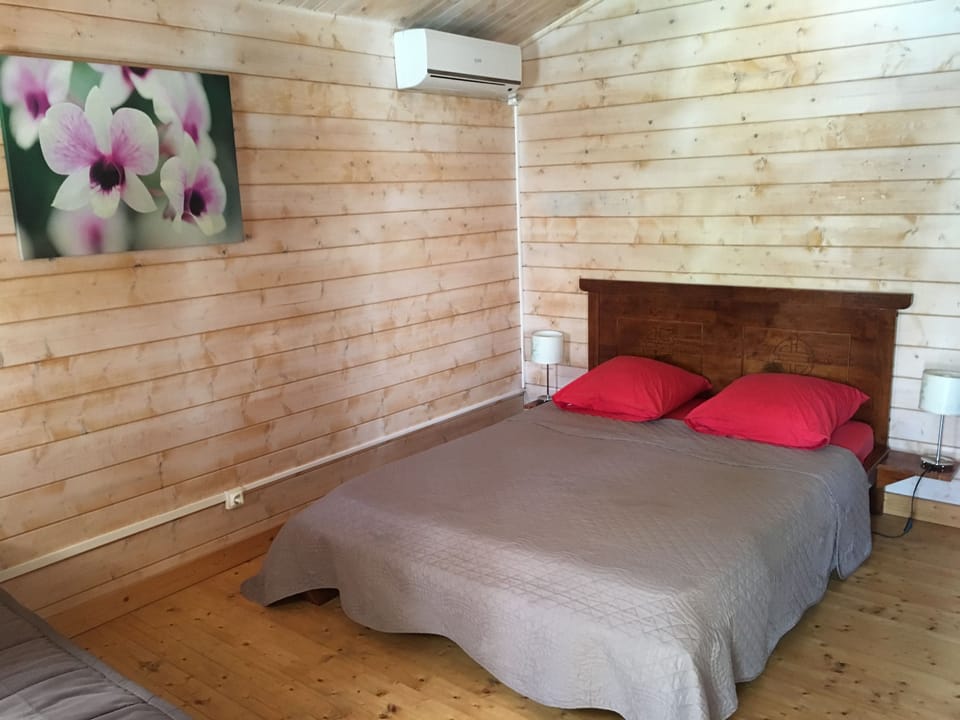 Double Room | Individually decorated, individually furnished, iron/ironing board