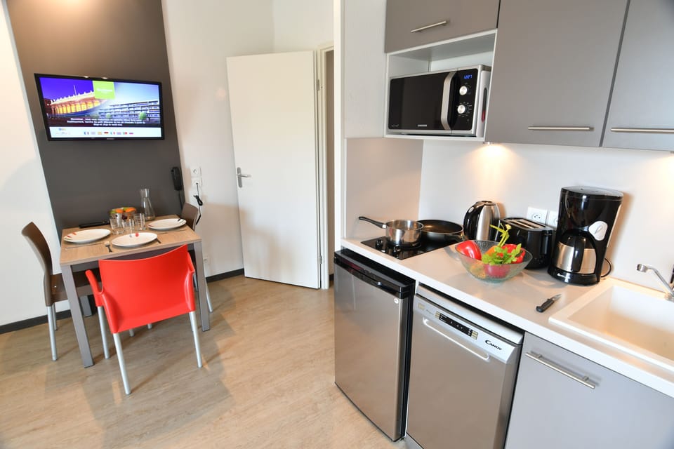 Comfort Studio | Private kitchenette | Fridge, microwave, stovetop, dishwasher