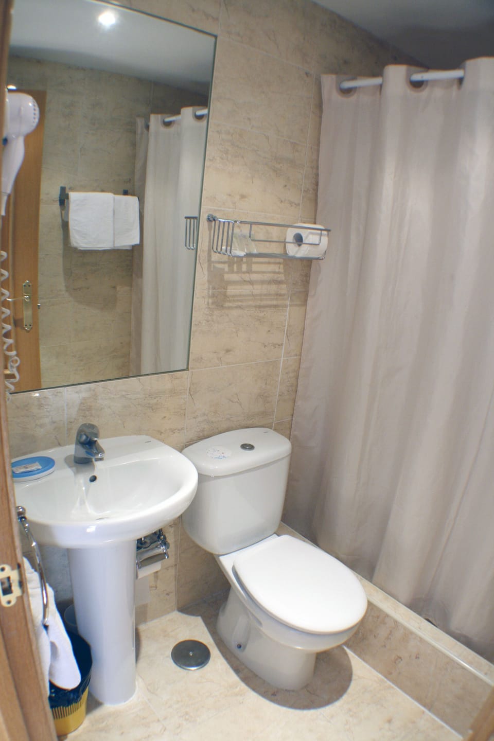 Twin Room | Bathroom | Rainfall showerhead, free toiletries, hair dryer, towels